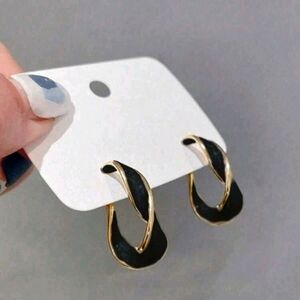 New Elegant Black and Gold Tone Earrings